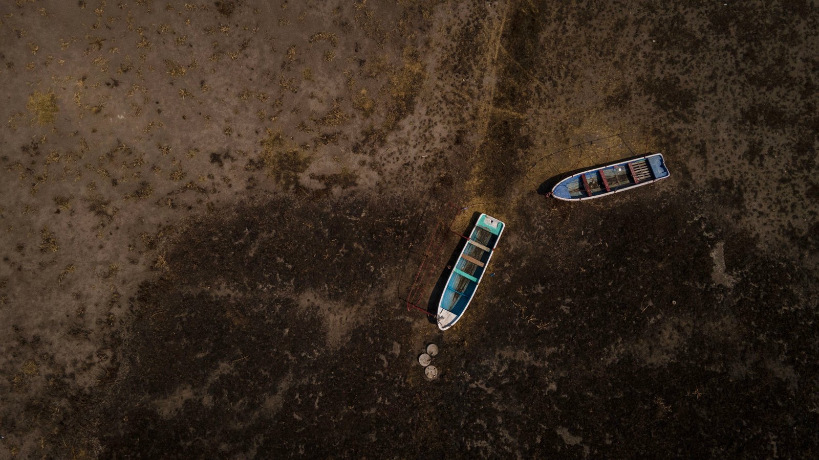 Dos embarcaciones, sobre la laguna de Zumpango durante una sequía, en el Pueblo Nuevo de San Pedro (Estado de México), en febrero de 2024. 