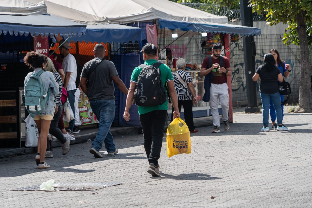 “Lo único que hago es pensar en llenar mi nevera": la inflación obliga a los venezolanos a destinar la mayoría de sus ingresos en comida