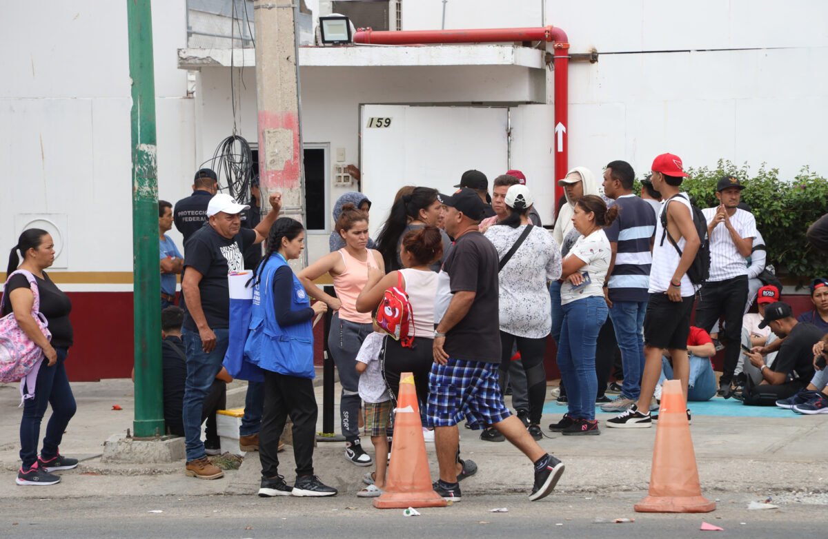 Venezolanos buscan que México los retorne en vuelos tras las restricciones de Trump