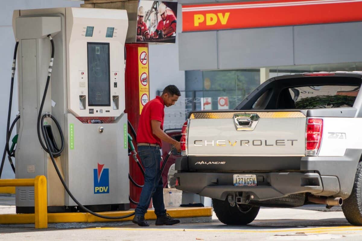 Estaciones de servicio, Gasolineras en Caracas, Precios de gasolina en Caracas, Abastecimiento de combustible en Caracas, Estaciones de servicio en Caracas, Combustible en Venezuela, Noticias sobre gasolineras en Caracas, Tarifas de gasolina en Caracas, Escasez de gasolina en Caracas, Rutas para conseguir gasolina en Caracas, Situación de las gasolineras en Caracas, Últimas noticias de combustible en Caracas, Suministro de petróleo en Caracas, Combustible barato en Caracas, Problemas de abastecimiento de gasolina en Caracas, Estadísticas de precios de gasolina en Caracas, Seguridad en gasolineras de Caracas, Abastecimiento de gasolina en Venezuela, Transporte y combustible en Caracas, Medidas gubernamentales sobre gasolina en Caracas, El Diario, José Daniel Ramos