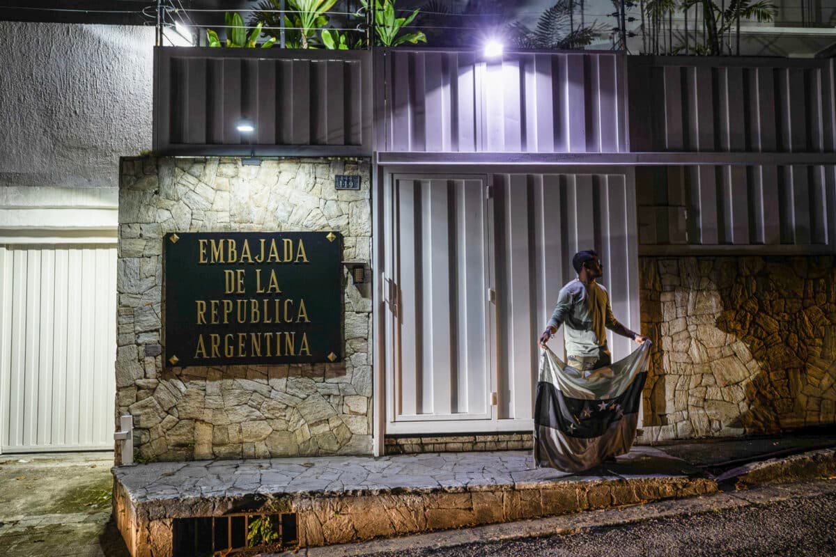 Denuncian que se mantiene la presencia policial a las afueras de la Embajada de Argentina en Venezuela