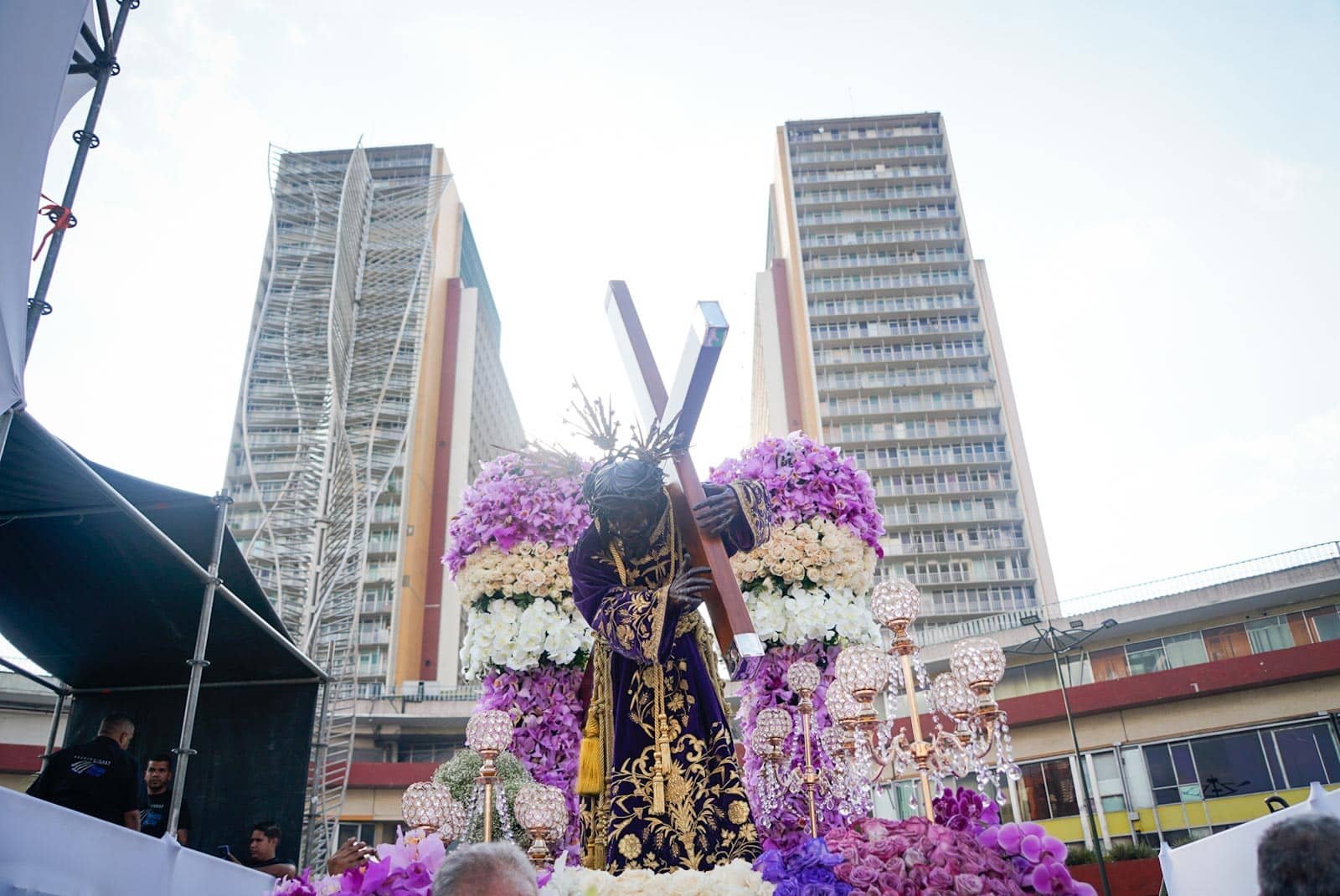 Misa procesión Nazareno de San Pablo Jesucristo basílica de Santa Teresa feligreses religiosos semana santa velones batas moradas traje rosarios feligreses sahumerio El Diario Jose Daniel Ramos