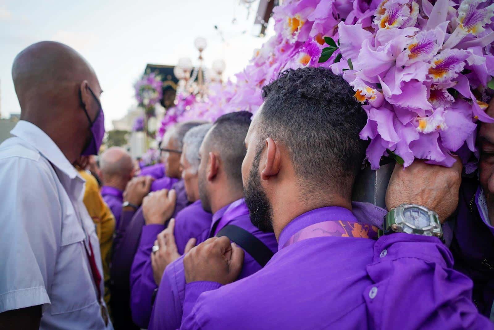 Misa procesión Nazareno de San Pablo Jesucristo basílica de Santa Teresa feligreses religiosos semana santa velones batas moradas traje rosarios feligreses sahumerio El Diario Jose Daniel Ramos