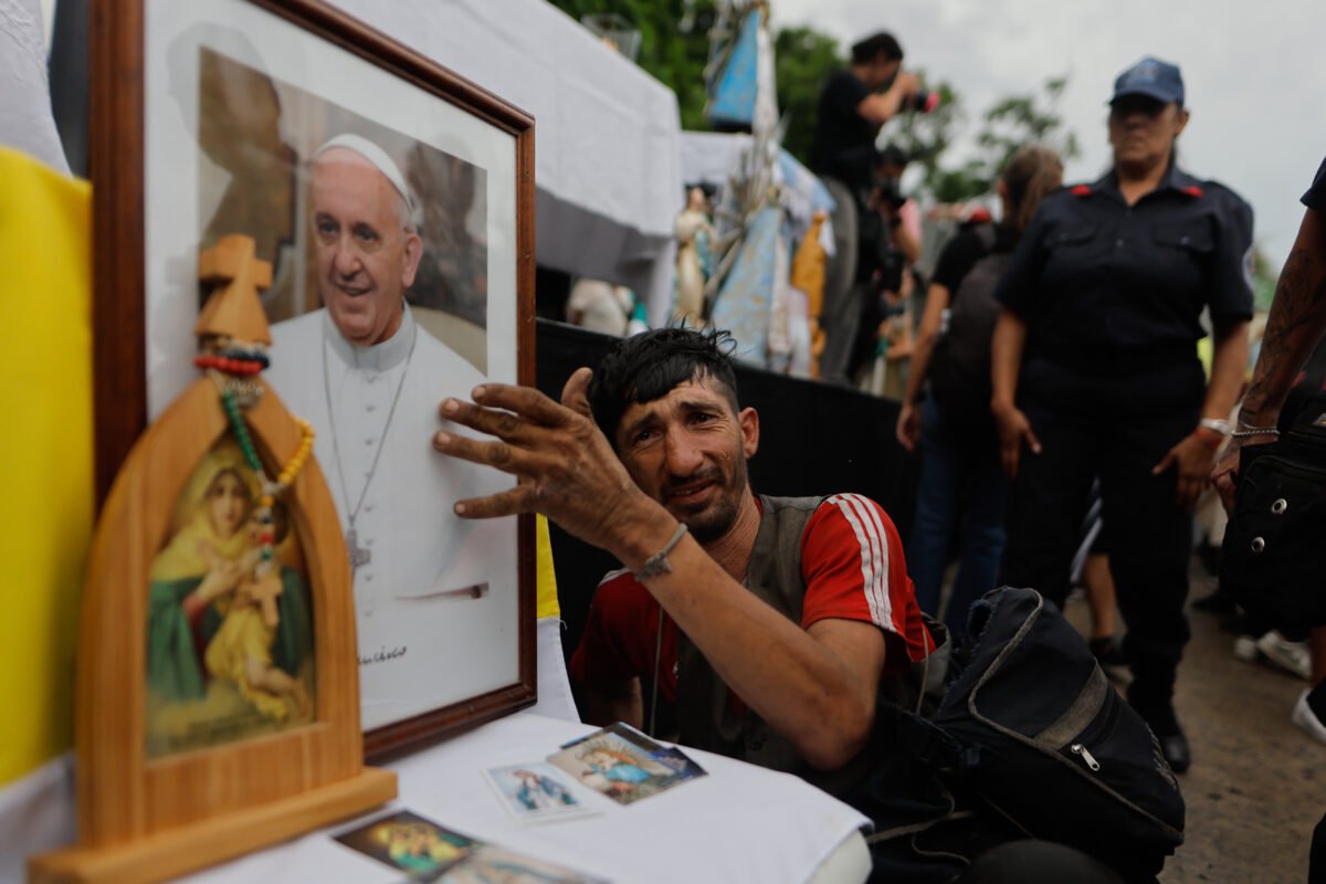 El papa encadena otra mejoría en sus problemas respiratorios tras trece días hospitalizado