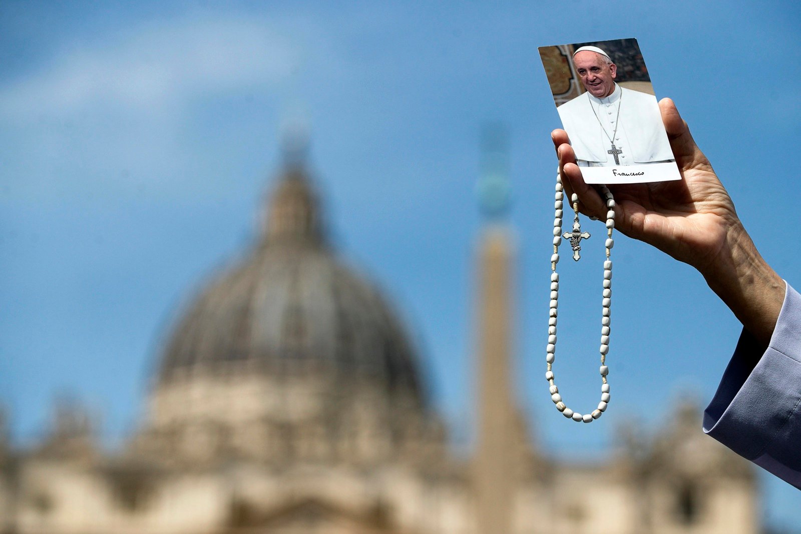 En imágenes: miles de fieles oran en la Plaza San Pedro por el papa difunto, "un peregrino de esperanza"