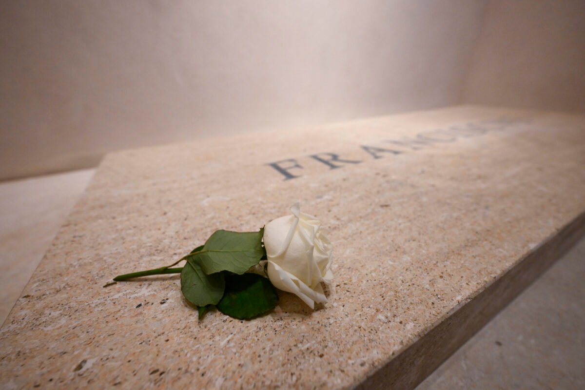 Miles de fieles han visitado la tumba del papa Francisco 